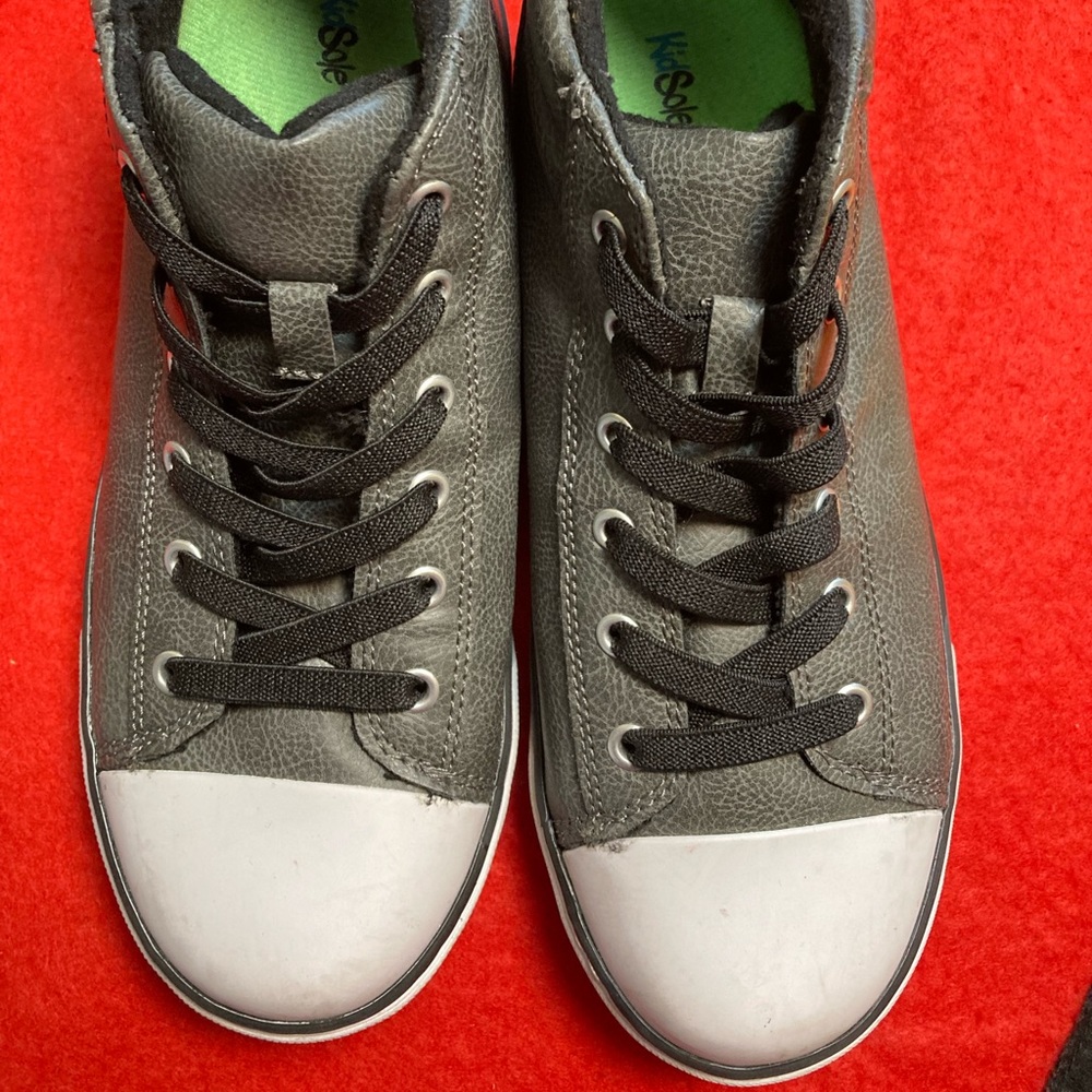 The Children’s Place Boys Mid Top Converse Style Sneakers Gray Size 4